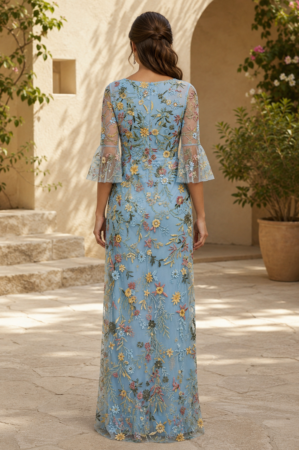 Geblümtes, besticktes Netz-Kleid mit ausgestellten Ärmeln