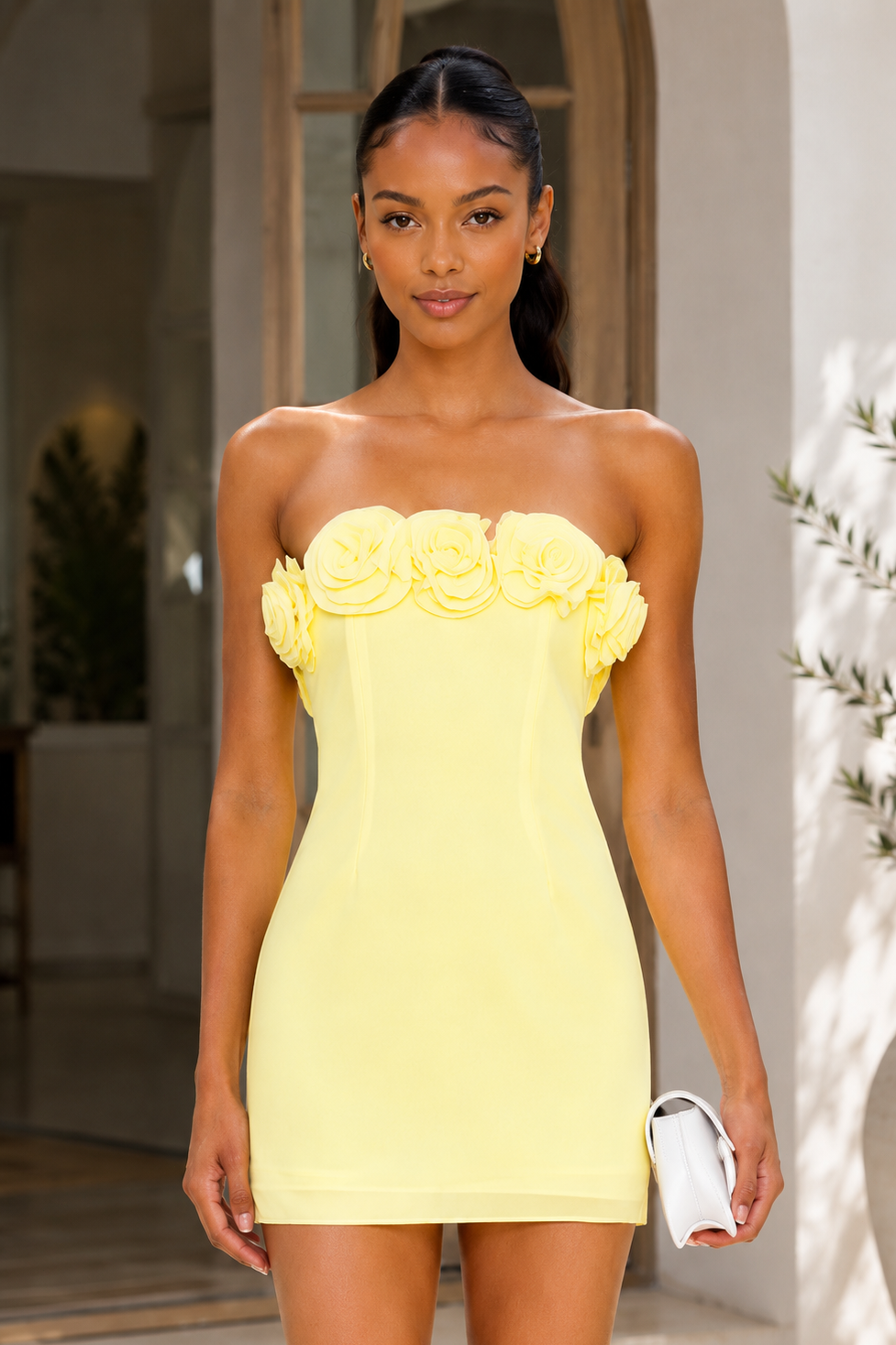 Trägerloses, figurbetontes Minikleid mit floraler 3D-Applikation