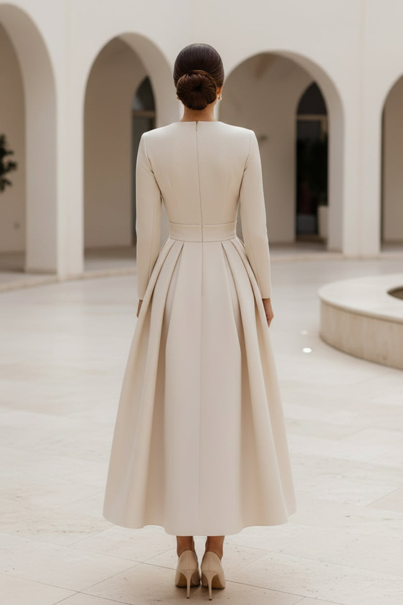 Langärmliges, tief ausgeschnittenes, plissiertes A-Linien Midikleid