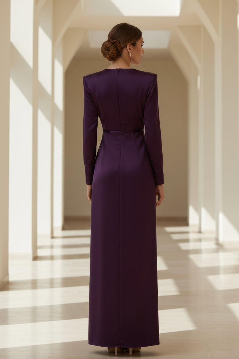 Langes Satin-Abendkleid mit Ärmeln und hohem Schlitz