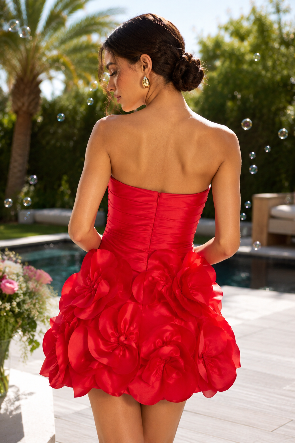 Trägerloses gerafftes Minikleid mit 3D-Blumenrock
