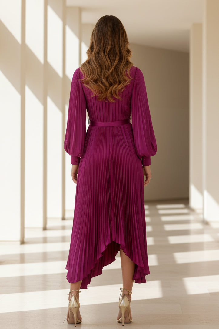 Plissiertes Langarm-Midi-Kleid mit asymmetrischem Saum