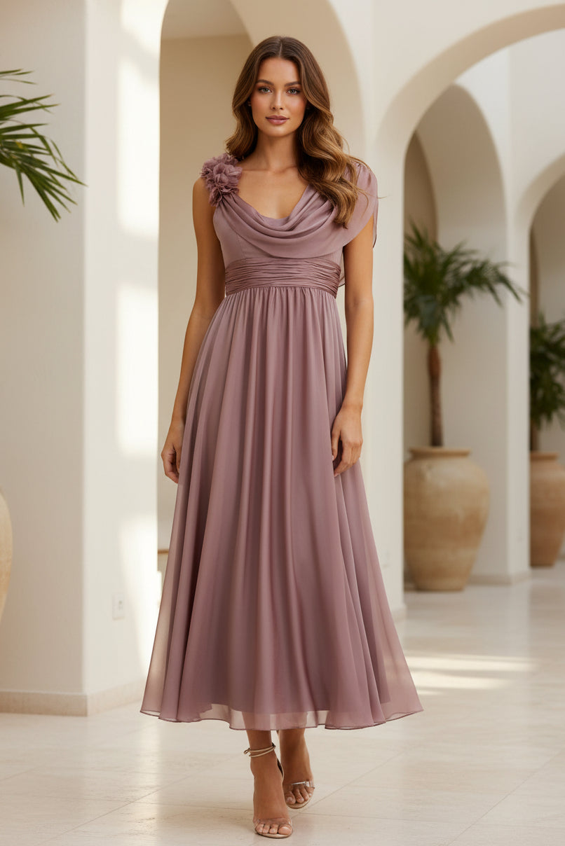 Drapiertes Midi-Kleid mit Wasserfallausschnitt und 3D-Blume