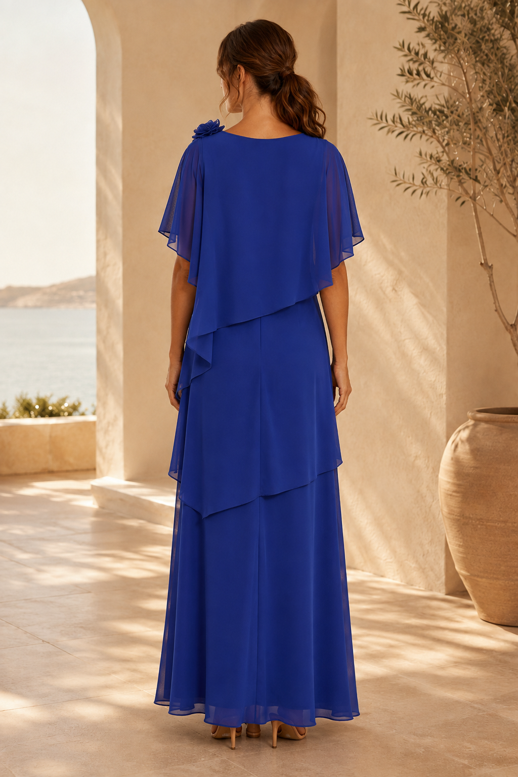 Gestuftes Chiffon-Maxikleid mit Capelet-Overlay