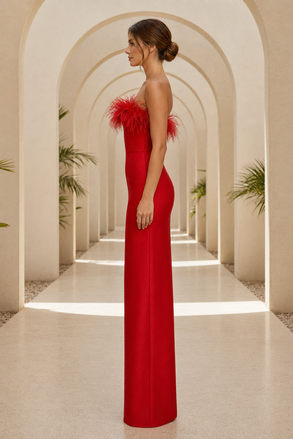 Trägerloses Abendkleid mit Federn und geradem Schnitt