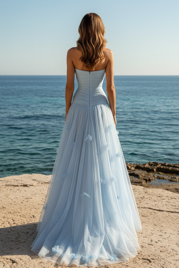 Trägerloses gerafftes Tüllkleid mit 3D-Blumen
