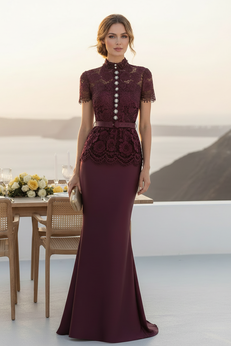 Meerjungfrauenkleid mit hohem Kragen, Spitze und Schößchen