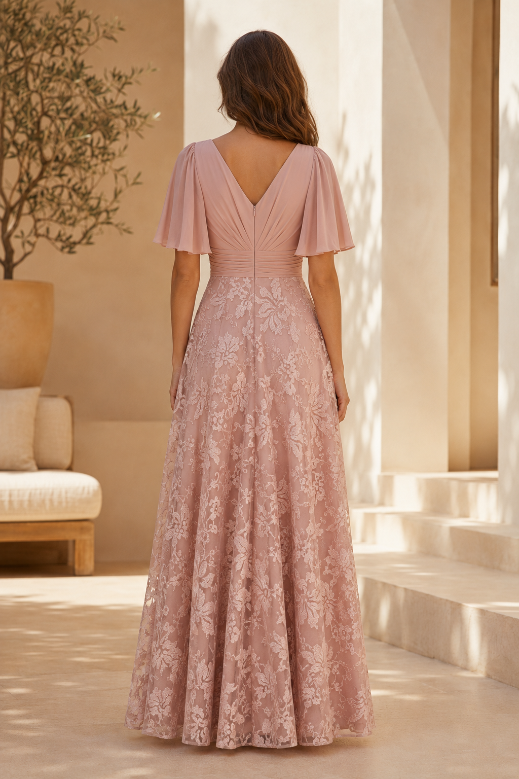 Maxikleid aus Spitze mit Volantärmeln und plissiertem Oberteil