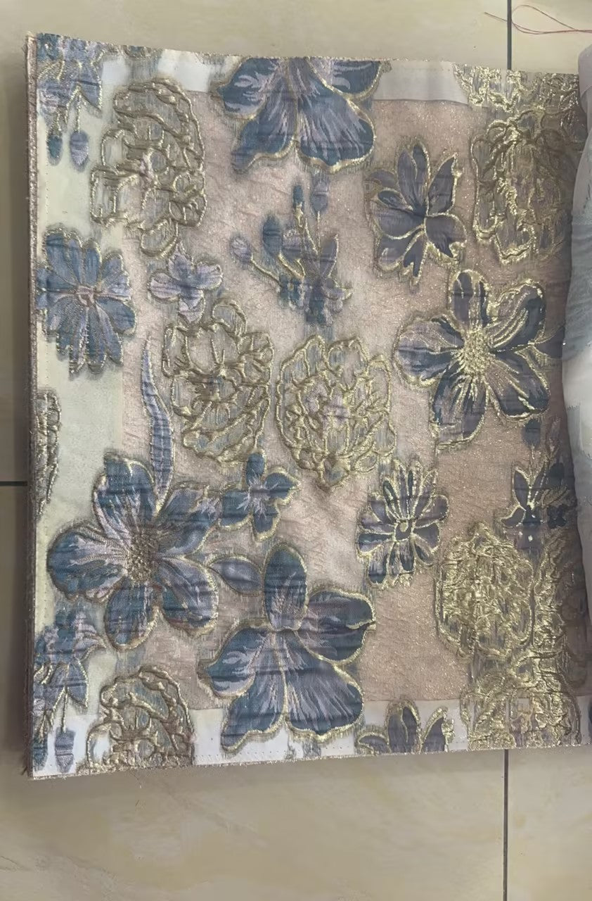 Abendkleid mit Blumenspitze, flatternden Ärmeln und V-Ausschnitt