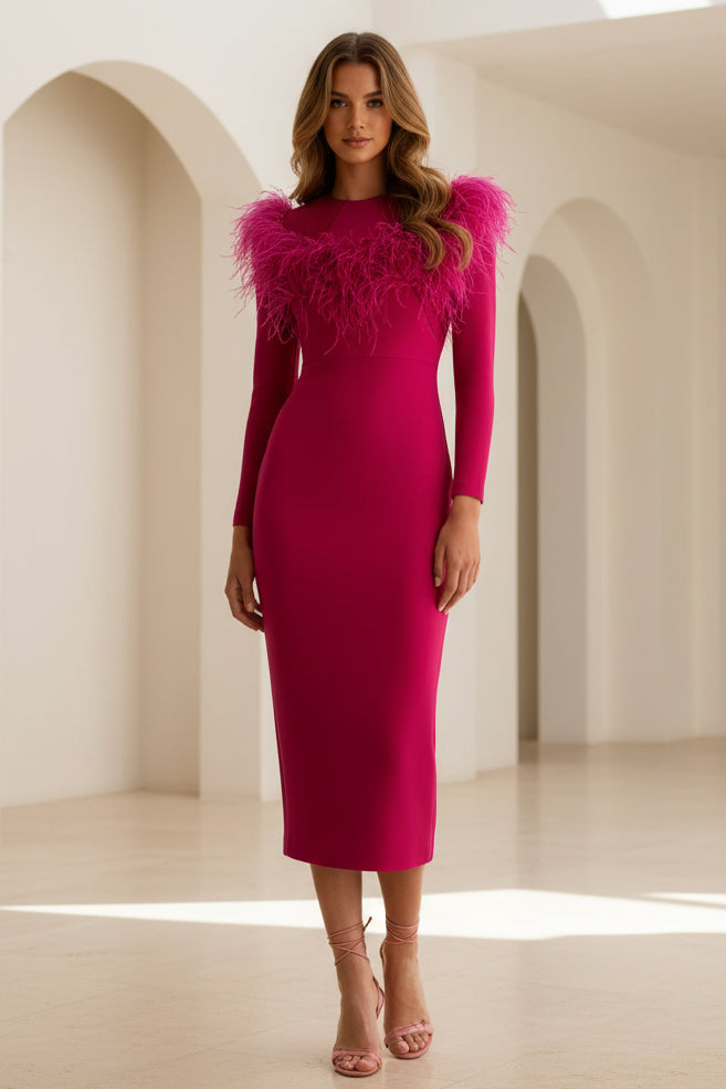 Midi-Kleid mit Federn an den Schultern und offenem Rücken