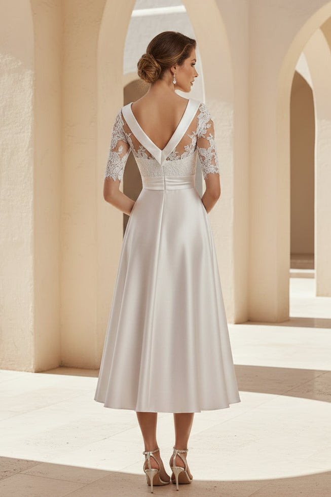 Knielanges A-Linien-Kleid aus Satin mit Spitzenoberteil
