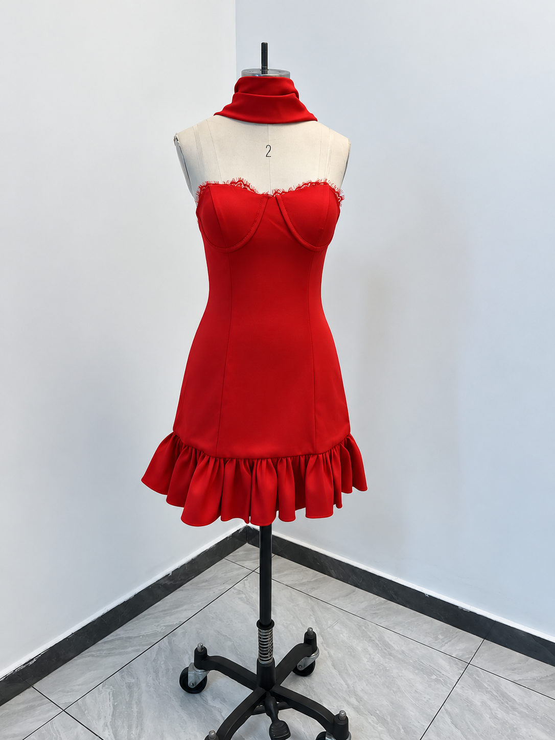 Trägerloses Sweetheart-Mini-Kleid mit Rüschen und Schal