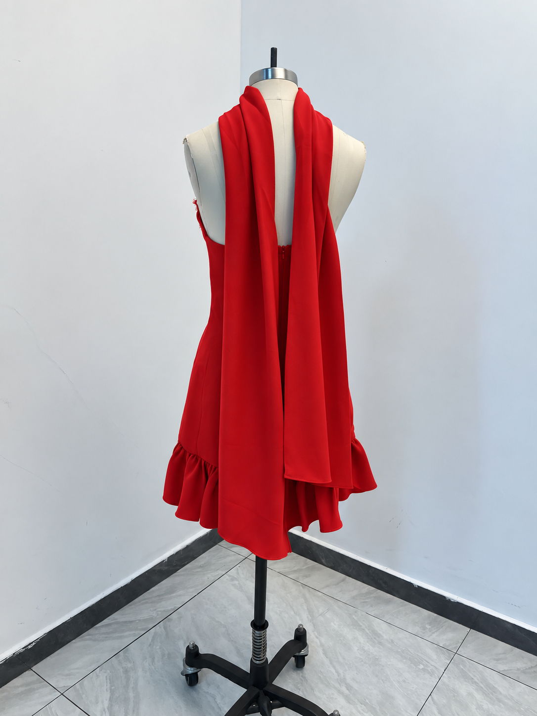 Trägerloses Sweetheart-Mini-Kleid mit Rüschen und Schal