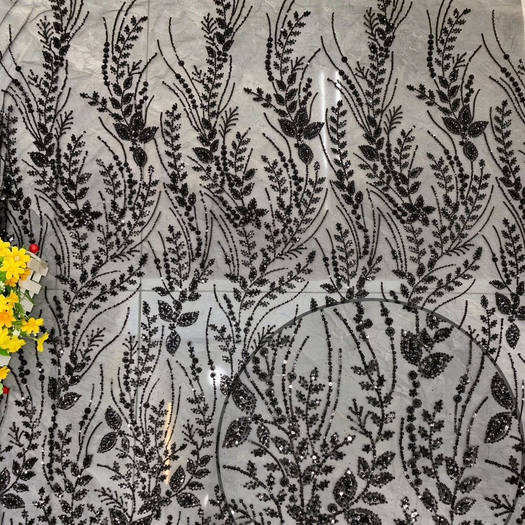 Langärmeliges A-Linien-Kleid aus Spitze mit floralen 3D-Applikationen