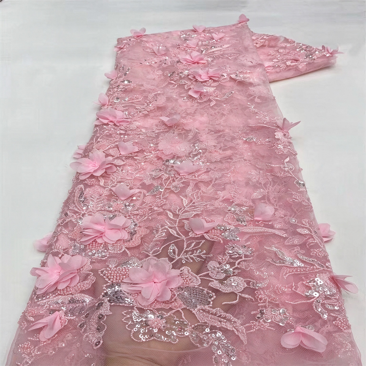 Langärmeliges A-Linien-Kleid aus Spitze mit floralen 3D-Applikationen