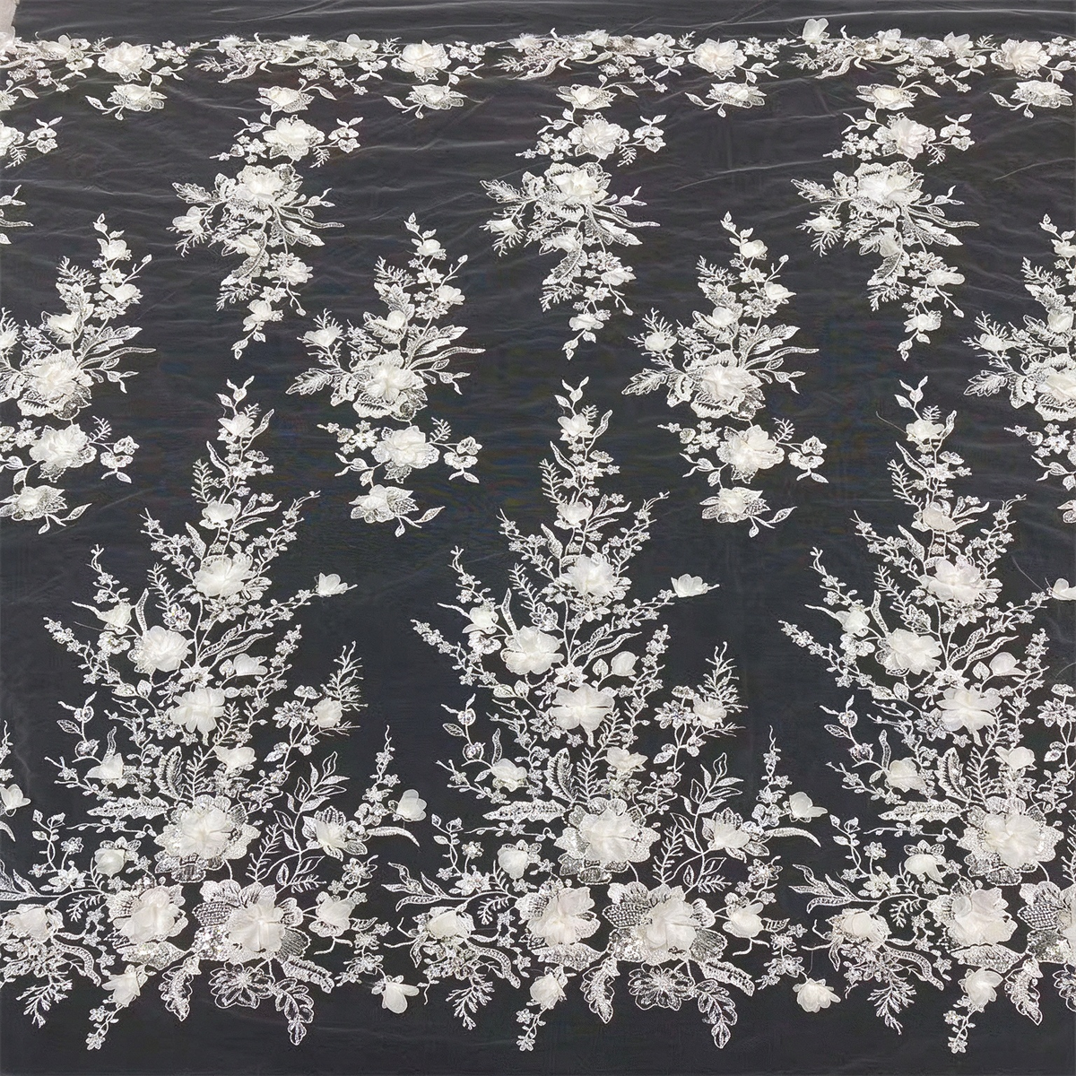 Langärmeliges A-Linien-Kleid aus Spitze mit floralen 3D-Applikationen
