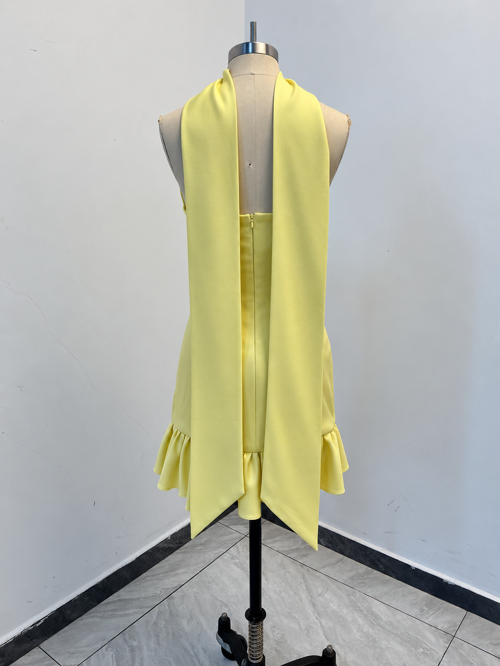 Trägerloses Sweetheart-Mini-Kleid mit Rüschen und Schal